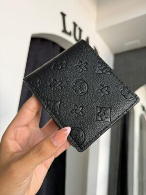 WhatsApp Image 2026-01-13 at 4.24.13 PM BILLETERA LV FLORES-BLACK RELIEVE