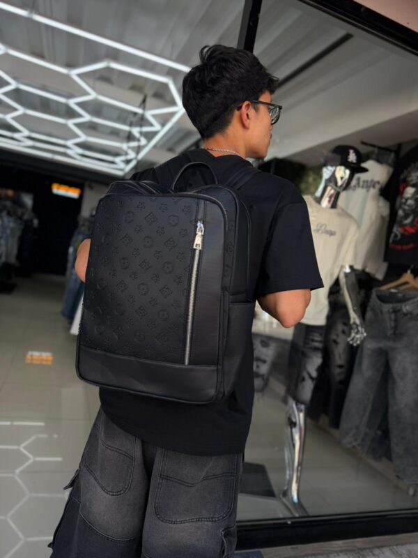 MOCHILA LV RELIEVE FLOR NEGRO 250101