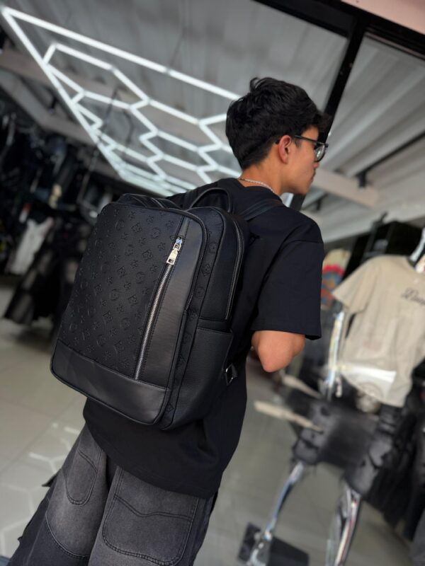 MOCHILA LV RELIEVE FLOR NEGRO 250101