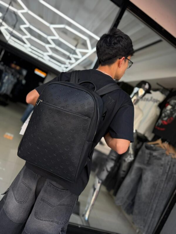MOCHILA LV RELIEVE FLOR NEGRO 250608