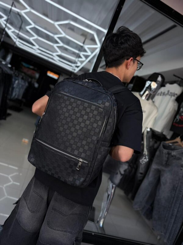 MOCHILA LV RELIEVE CUADRO NEGRO 231031