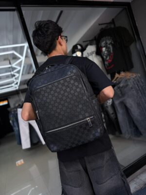 MOCHILA LV RELIEVE CUADRO NEGRO 231031
