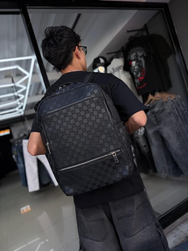MOCHILA LV RELIEVE CUADRO NEGRO 231031