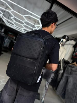 MOCHILA LV RELIEVE FLOR DOBLE BOLSILLOS NEGRO 250610