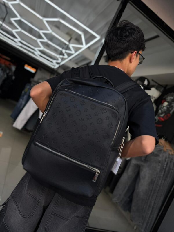 MOCHILA LV RELIEVE FLOR NEGRO 231031
