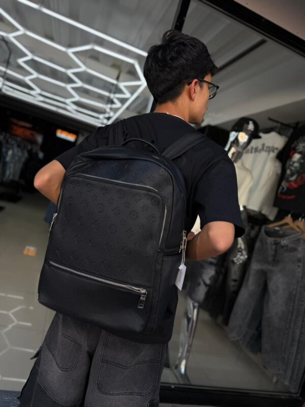 MOCHILA LV RELIEVE FLOR NEGRO 231031