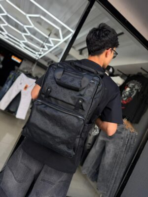 MOCHILA LV RELIEVE FLOR NEGRO 8811