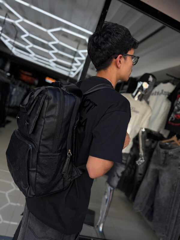 MOCHILA LV RELIEVE FLOR NEGRO 8811