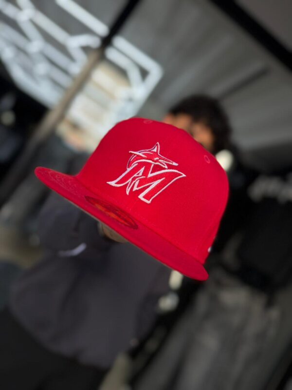 JOCKEY PLANO 5950 EG SP SCASCAWHI MIAM AR 7. NEW ERA CAP RED
