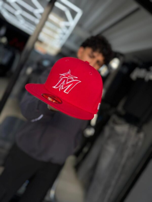 JOCKEY PLANO 5950 EG SP SCASCAWHI MIAM AR 7. NEW ERA CAP RED