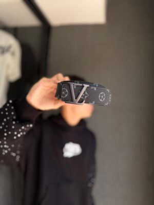 WhatsApp Image 2026-01-21 at 2.17.43 PM(1) CINTURON LV FLOR BLACK-GRIS-CROMADO