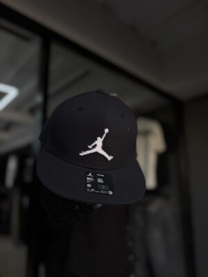 WhatsApp Image 2026-01-21 at 9.14.04 PM (4) JOCKEY SNAPBACK PLANO JORDAN JUMPMAN PRO BLACK-WHITE FV5296010