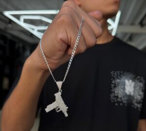 WhatsApp Image 2026-01-22 at 5.40.53 PM DIJE DE ARMA CON ZIRCON PLATA 925 (7,56GR)