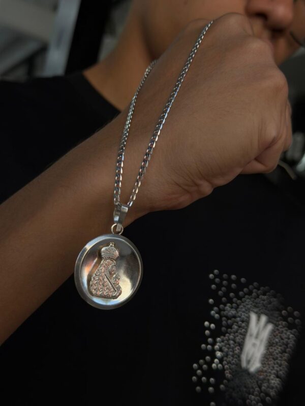 DIJE VIRGEN MONCERAT CON PLACA REDONDA PLATA 925 UNISEX (8.19GR)