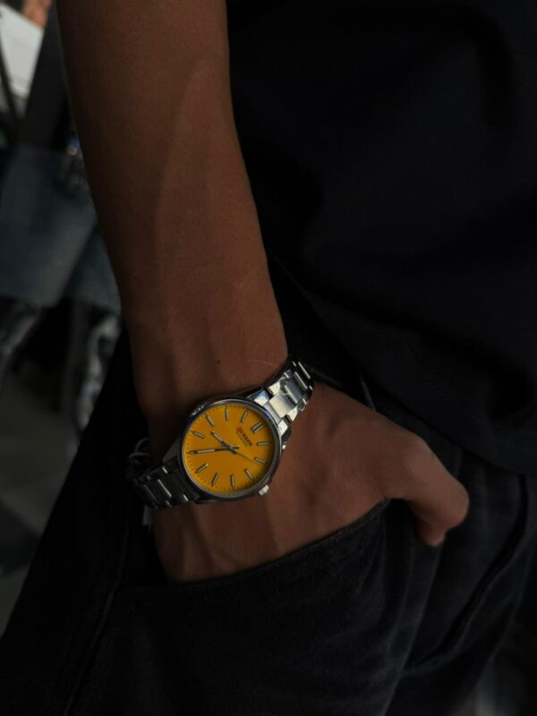 RELOJ CURREN DE CUARZO LUMINOSO FASHION FONDO AMARILLO PLATEADO C9090L
