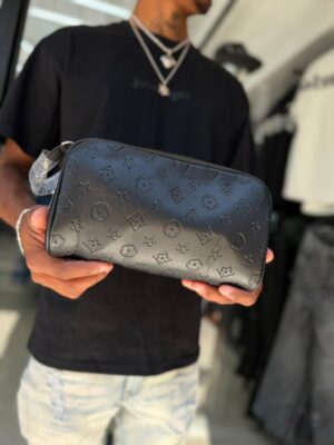 WhatsApp Image 2026-01-24 at 1.04.12 PM(2) BOLSO DE MANO LV FLOR RELIEVE NEGRO GRANDE 3273