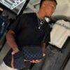 BOLSO LV CON MONEDERO RELIEVE CUADRO NEGRO HOMBRE 5615