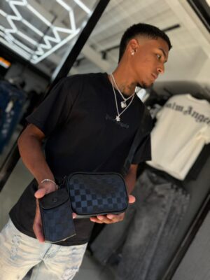 BOLSO LV CON MONEDERO RELIEVE CUADRO NEGRO HOMBRE 5615