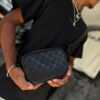 BOLSO LV CON MONEDERO RELIEVE CUADRO NEGRO HOMBRE 5615