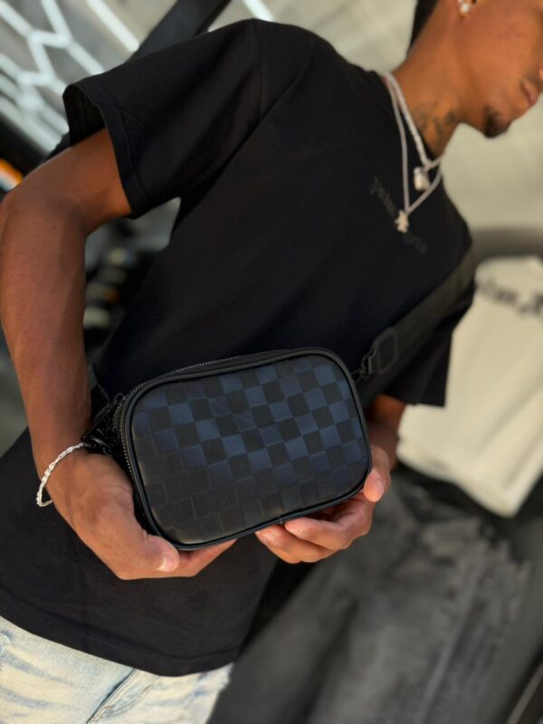 BOLSO LV CON MONEDERO RELIEVE CUADRO NEGRO HOMBRE 5615