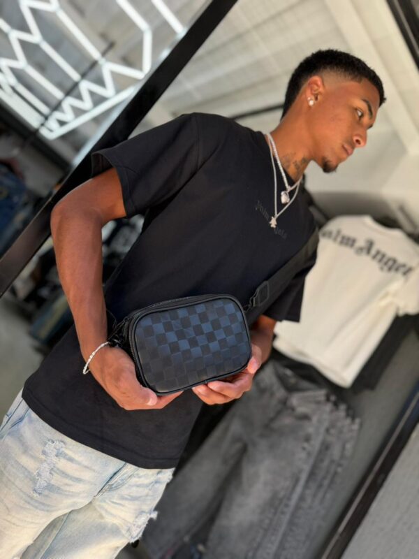 BOLSO LV CON MONEDERO RELIEVE CUADRO NEGRO HOMBRE 5615