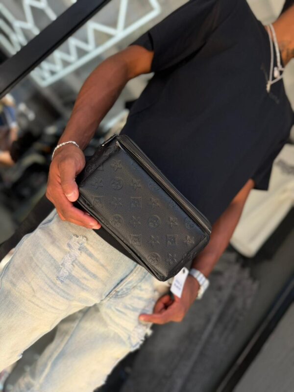 BANANO LV CON RELIEVE FLOR NEGRO HOMBRE