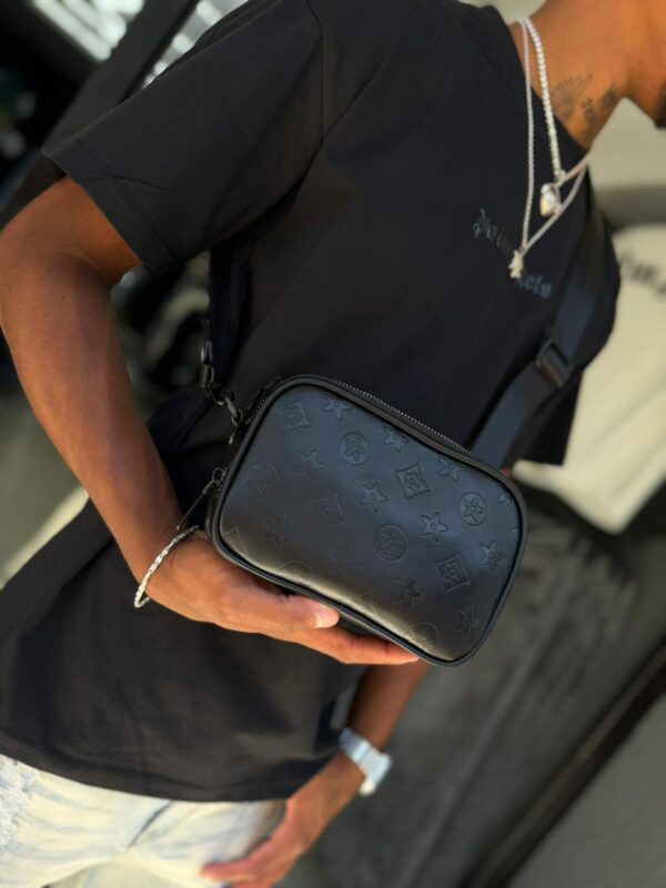 BOLSO LV CON MONEDERO RELIEVE FLOR NEGRO HOMBRE 5615