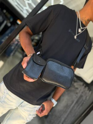 BOLSO LV CON MONEDERO RELIEVE FLOR NEGRO HOMBRE 5615