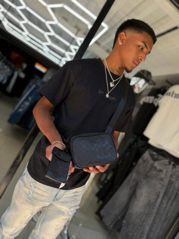 BOLSO CH CON MONEDERO RELIEVE NEGRO HOMBRE