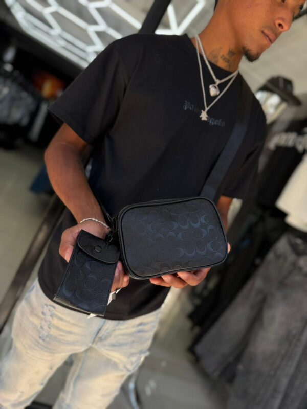 BOLSO CH CON MONEDERO RELIEVE NEGRO HOMBRE