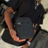 BOLSO CH CON RELIEVE NEGRO HOMBRE