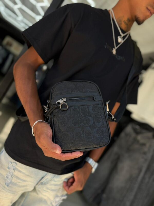 BOLSO CH CON RELIEVE NEGRO HOMBRE