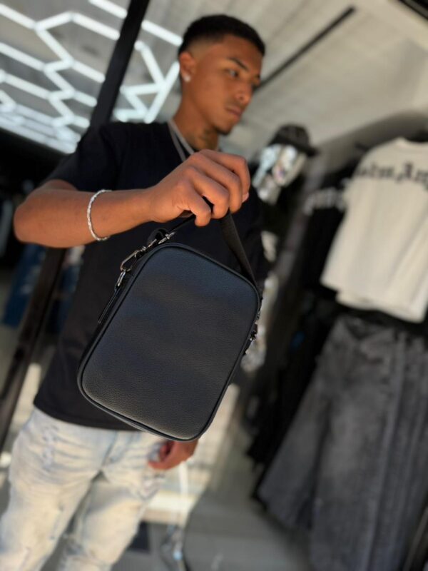 BOLSO CH CON RELIEVE NEGRO HOMBRE