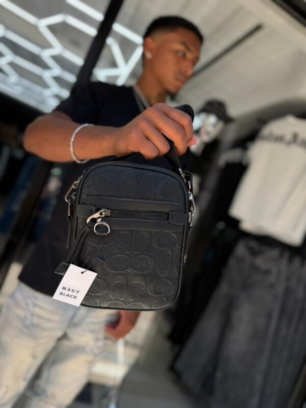 BOLSO CH CON RELIEVE NEGRO HOMBRE