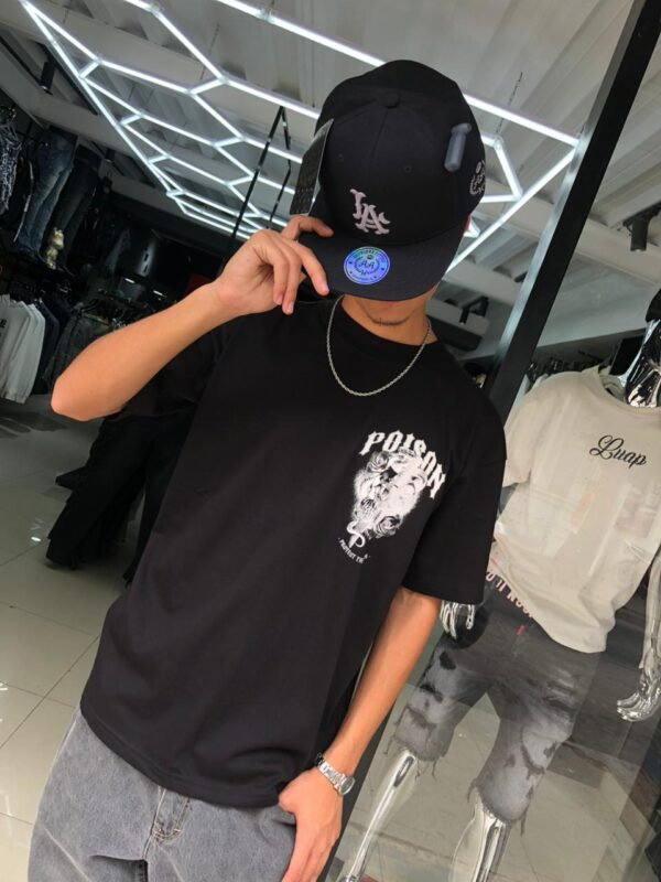 POLERA PINPOKE CALABERA POISON BLACK BRILLANTE OVERSIZE