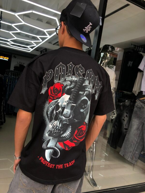 POLERA PINPOKE CALABERA POISON BLACK BRILLANTE OVERSIZE