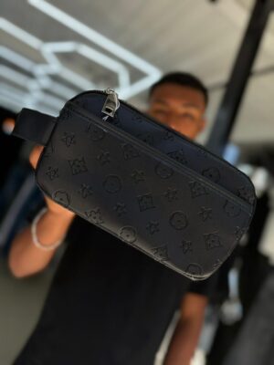 WhatsApp Image 2026-01-24 at 12.45.26 PM BOLSO DE MANO LV RELIEVE FLOR NEGRO PEQUEÑO 3272