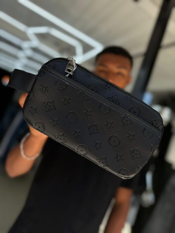 BOLSO DE MANO LV RELIEVE FLOR NEGRO PEQUEÑO 3272