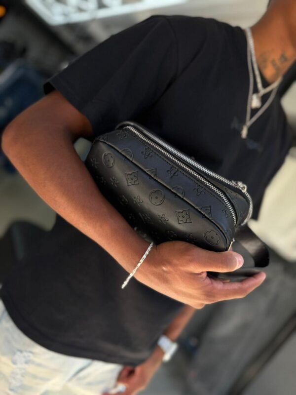 BOLSO DE MANO LV RELIEVE FLOR NEGRO PEQUEÑO 3272