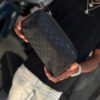 BOLSO DE MANO LV RELIEVE CUADRO NEGRO GRANDE 3273