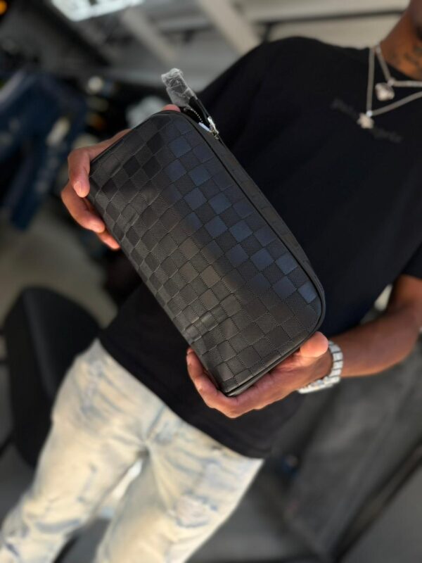 BOLSO DE MANO LV RELIEVE CUADRO NEGRO GRANDE 3273