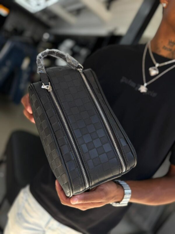 BOLSO DE MANO LV RELIEVE CUADRO NEGRO GRANDE 3273