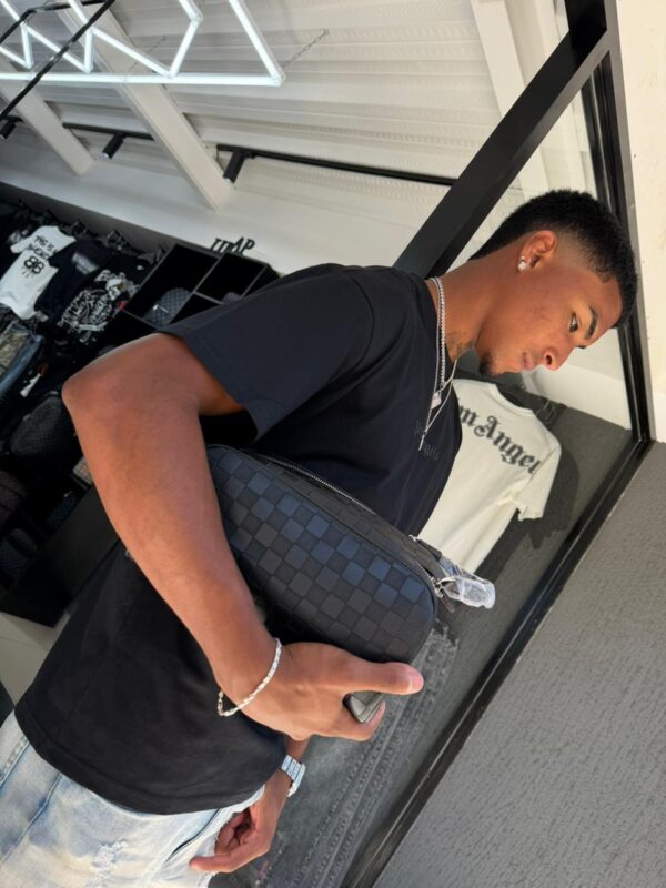 BOLSO DE MANO LV RELIEVE CUADRO NEGRO GRANDE 3273