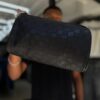 BOLSO DE MANO LV RELIEVE CUADRO NEGRO GRANDE 3273
