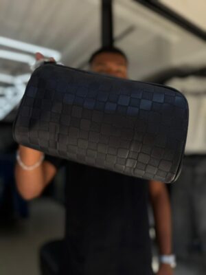 WhatsApp Image 2026-01-24 at 12.45.53 PM(3) BOLSO DE MANO LV RELIEVE CUADRO NEGRO GRANDE 3273