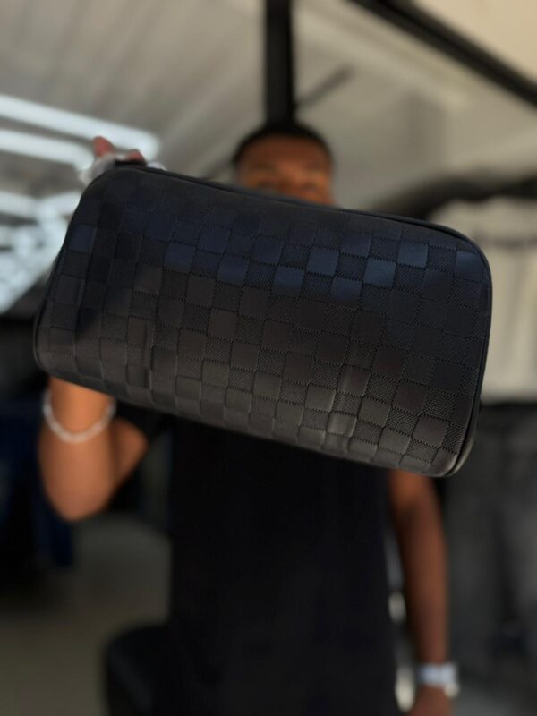 BOLSO DE MANO LV RELIEVE CUADRO NEGRO GRANDE 3273