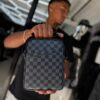 BOLSO LV BASICO CUADRO AZUL-NEGRO HOMBRE