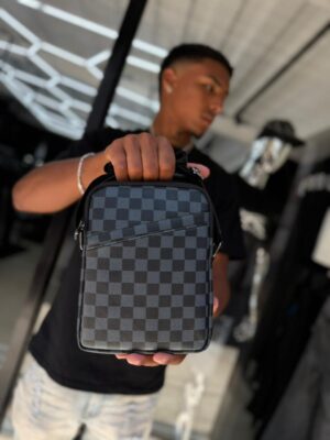 WhatsApp Image 2026-01-24 at 12.55.29 PM BOLSO LV BASICO CUADRO AZUL-NEGRO HOMBRE