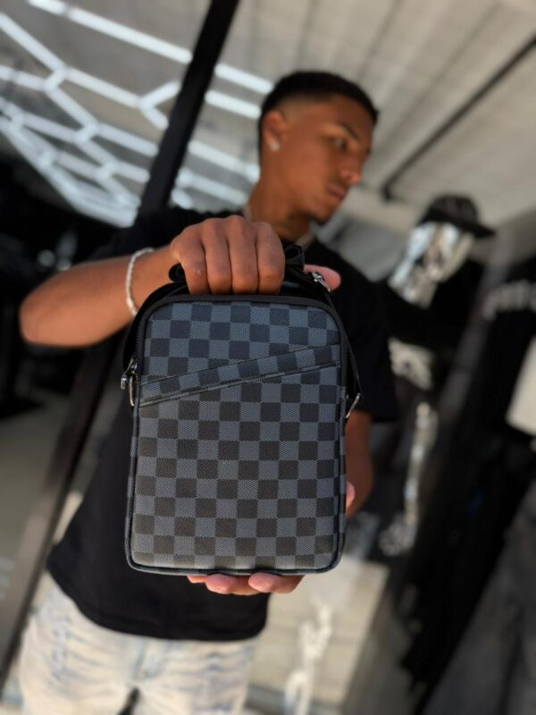 BOLSO LV BASICO CUADRO AZUL-NEGRO HOMBRE
