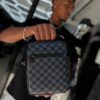 BOLSO LV BASICO CUADRO AZUL-NEGRO HOMBRE